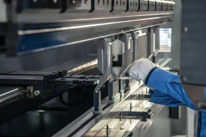 Elevator door panel bending process using high-precision press brake dies